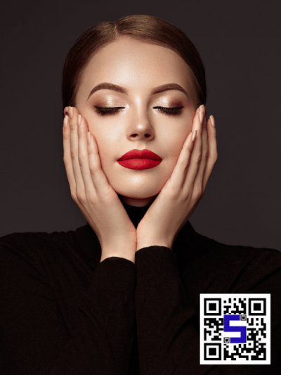 17 Image of a fashion model with a Liftags QR Code